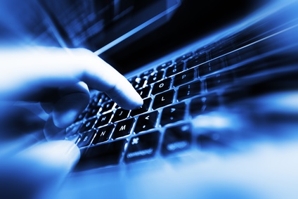 Wann darf die IP-Adresse eine Nutzers gespeichert werden? Hand mit abgespreitzem Zeigefinger schwebt über Laptop-Tastatur.